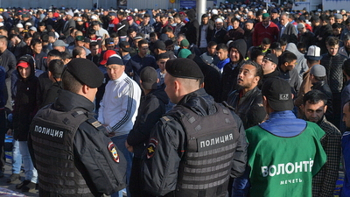 Мигранты набрались наглости и выступили против русских. У них появилась крыша