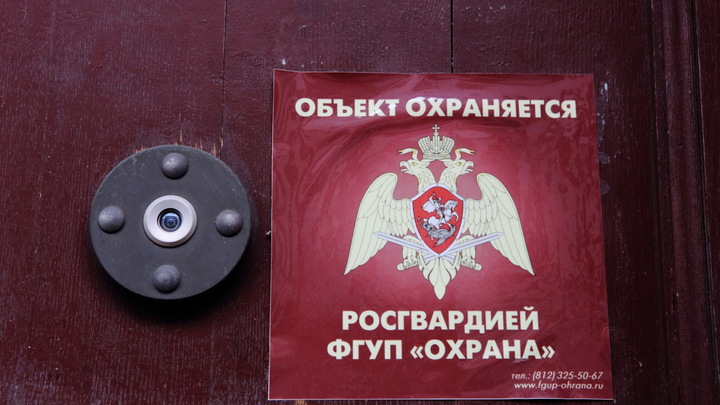 Из общежития Политеха в Петербурге увезли студента с двумя автоматами
