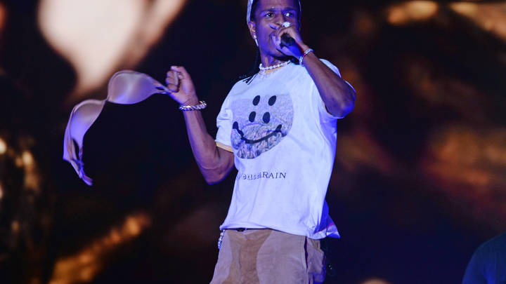 Муж певицы Рианны устроил переполох на Украине из-за Z-украшения