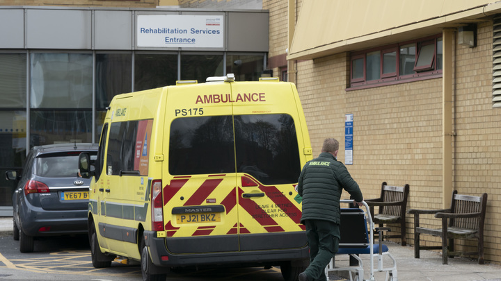 Вместо поздравлений - смертельный диагноз: Британская больница перепугала пациентов на праздники