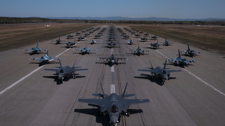 Пара Су-35 ослепила пилотов F-16. Битва за Тайвань началась?