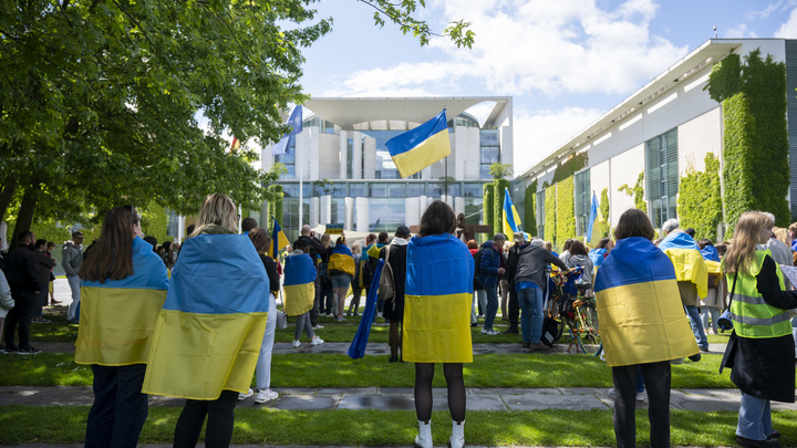 Русские дипломаты в Эстонии разогнали украинствующую толпу песнями