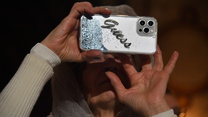 Телефон может взорваться прямо в руках. Эксперт назвал три правила безопасности