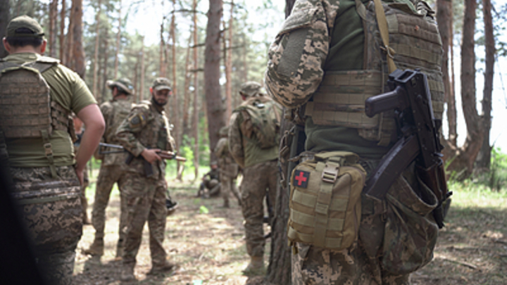 Русские солдаты угостили кофе украинских военных после того, как взяли их в плен