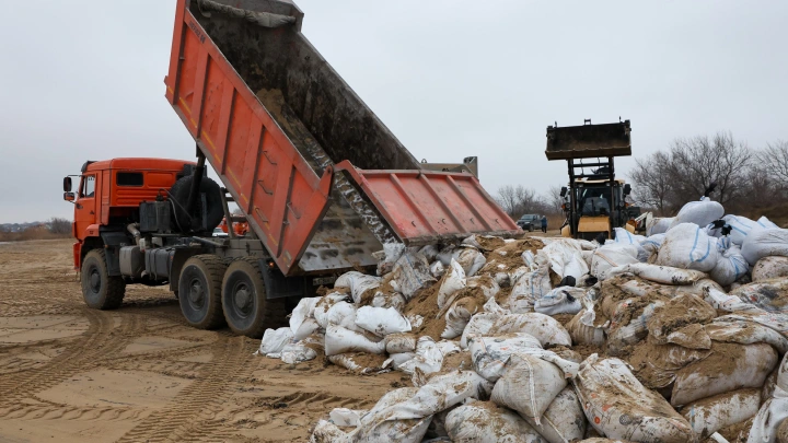 Технический вал, защищающий танкер Волгонефть-239 на Кубани от шторма, показали с высоты