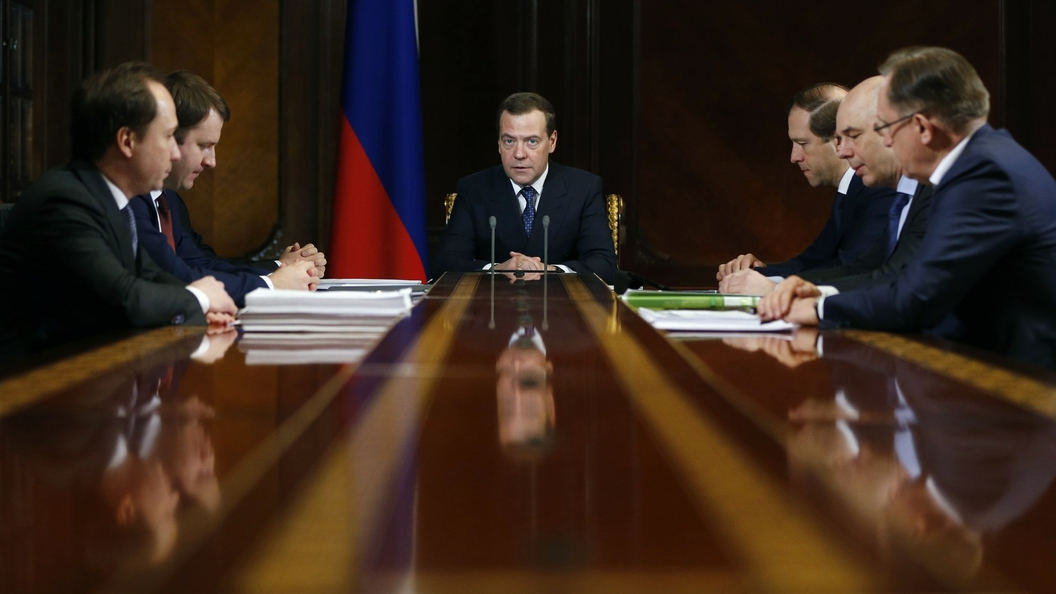 Удар по Магомедовым означает одно: Медведев уходит из правительства - Делягин Удар по Магомедовым означает одно: Медведев уходит из правительства - Делягин