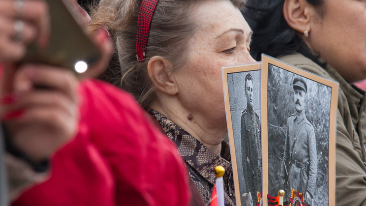 Жители Новосибирска вышли на акцию Бессмертный полк 8 мая