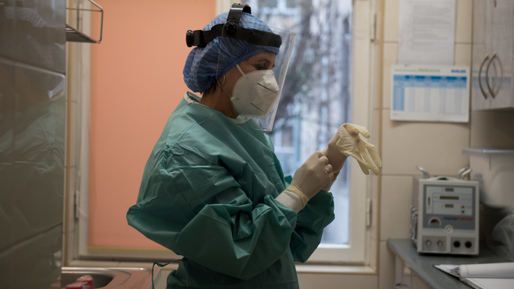 Иммунолог назвал характерный признак омикрона: Забудьте о визитной карточке