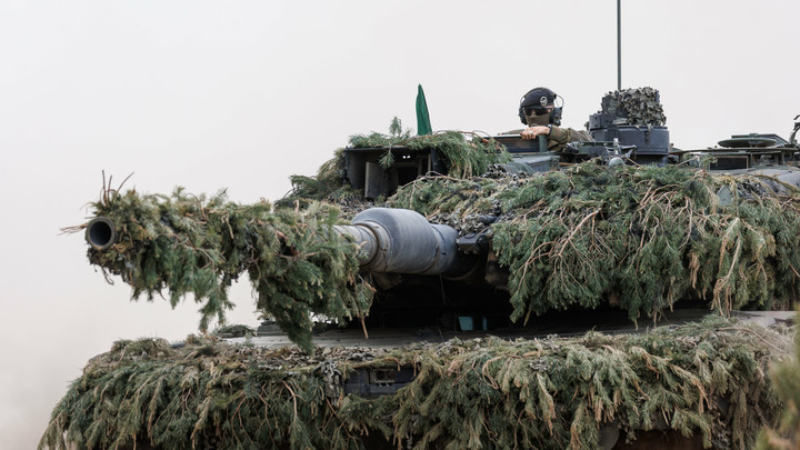 Операторы FPV-дронов уничтожили немецкий танк Leopard в зоне СВО