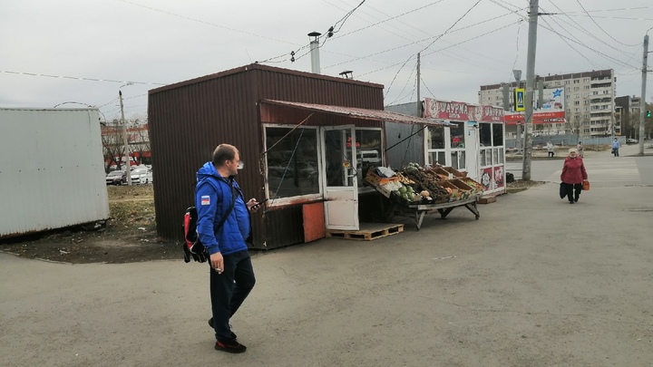 В Челябинске автокран сплющил автомобили во время установки ларька