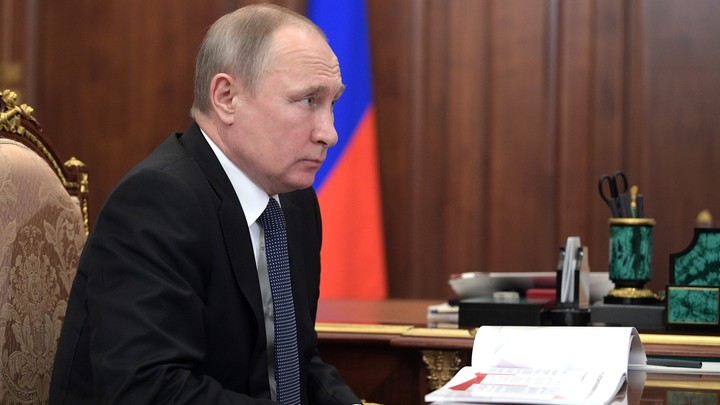 Путин поручил правительству до 15 августа разработать меры по росту зарплат бюджетников
