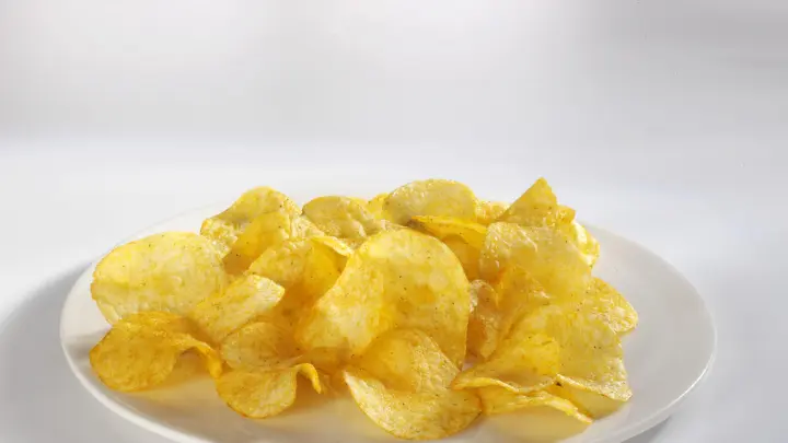 Жители Эстонии устроили паломничество в Россию. Им нужны игрушки и чипсы