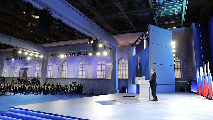 Кто-то выводит, кто-то вкладывает: Путин без протокола дал жёсткий намёк олигархам