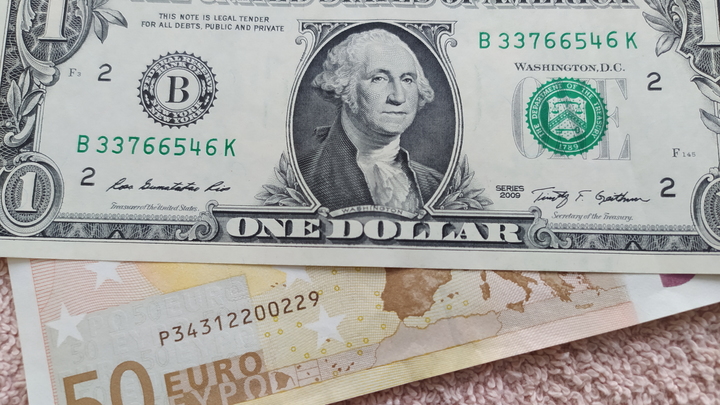 Курсы евро и доллара сравнялись на Московской бирже