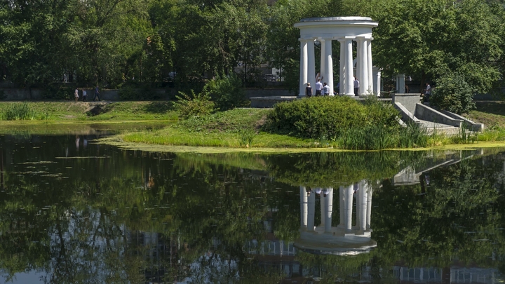 В парке в центре Екатеринбурга неизвестный мужчина угрожал отдыхающим девушкам убийством