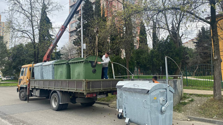 В Сочи меняют пластиковые контейнеры для мусора на металлические