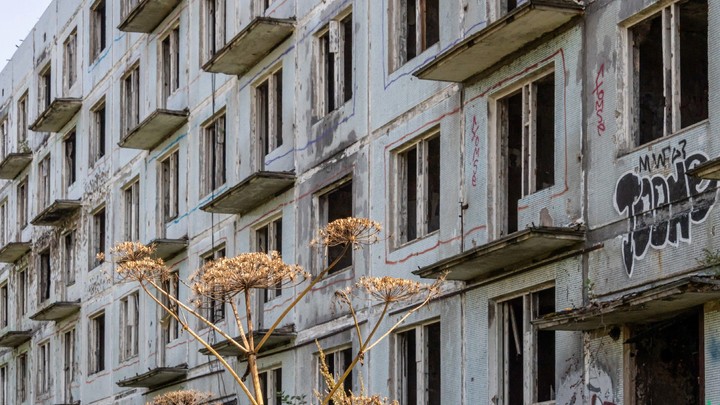 В Можайске строители спасли застрявшего между стенами заброшенного дома мальчика