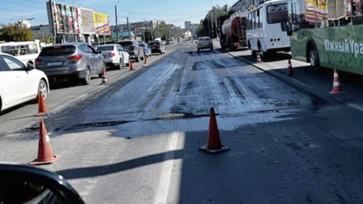 В Челябинске сняли асфальт и перекрыли полосу движения на улице Братьев Кашириных