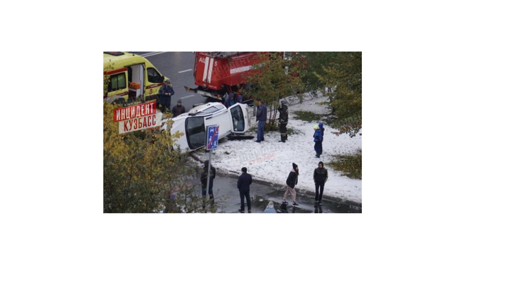 В Кемерове Lada в результате ДТП завалилась на бок