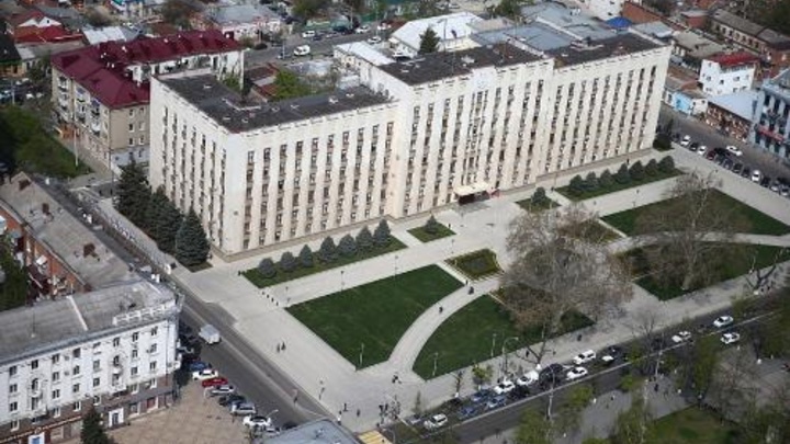 Здание администрации Краснодарского края забросали кирпичами