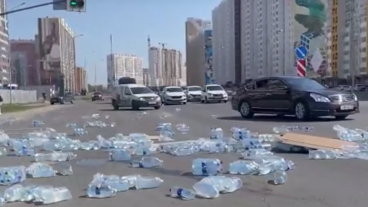 В Челябинске сотни бутылок с питьевой водой выпали из грузовика на дорогу