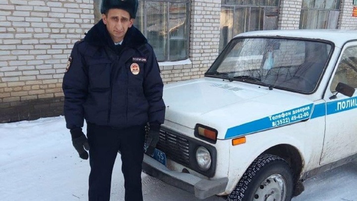 Отыскал среди сотни: участковый спас от смерти рыбака на курганском озере