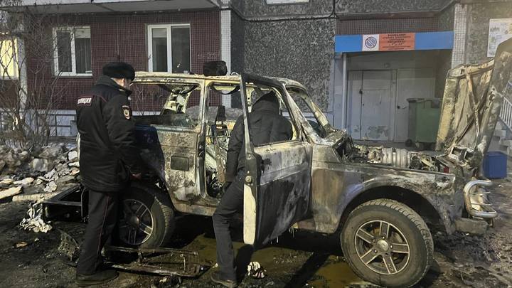 Прохожие спасли двоих детей из загоревшейся машины в Красноярске
