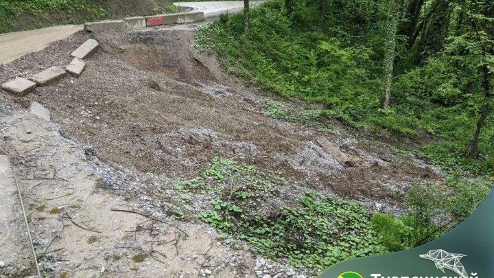 В Туапсинском районе обрушился участок трассы из-за схода оползня