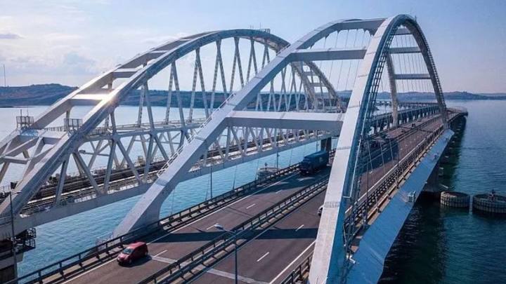 На Крымском мосту восстановили движение транспорта