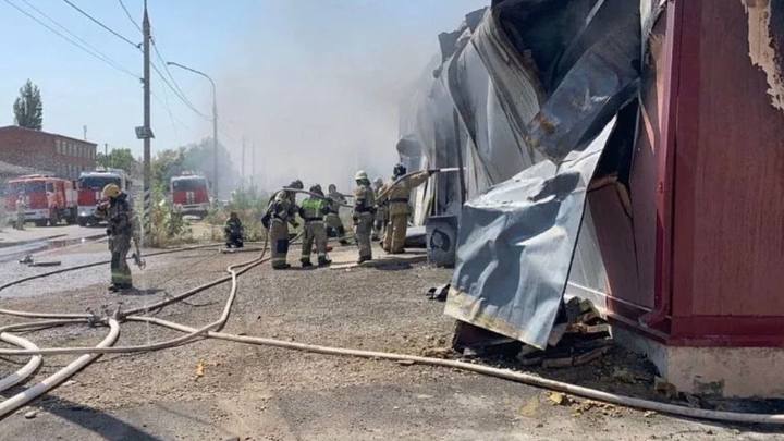 Крупный пожар потушили в гаражном комплексе под Краснодаром