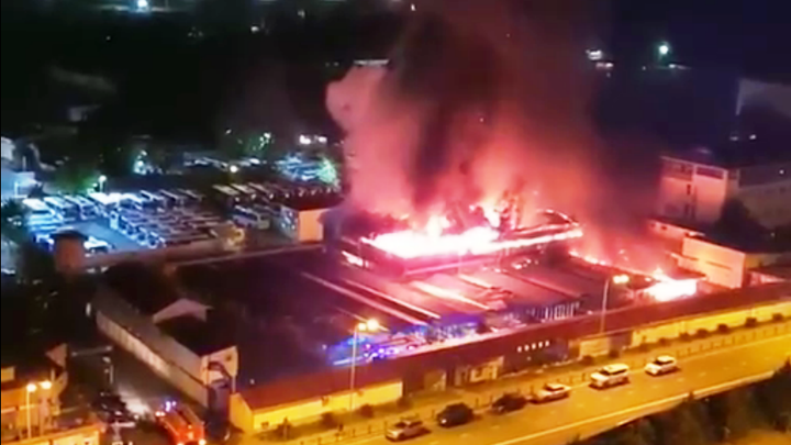 В Сочи горит строительный рынок, из-за пожара перекрыта улица