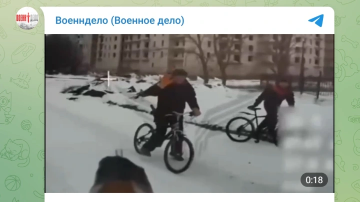 Жители Красноармейска помахали пролетавшему мимо дрону и попали на видео