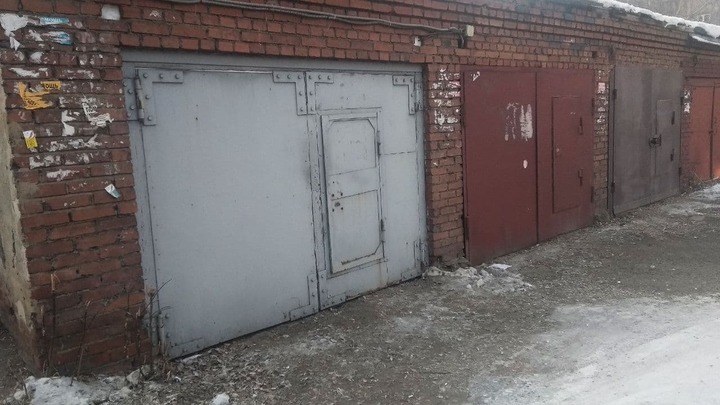 В Кузбассе мужчина украл крышу чужого гаража