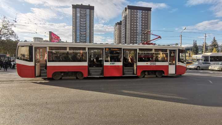 Легендарный №13 отличился: Трамвай врезался в Газель в Октябрьском районе