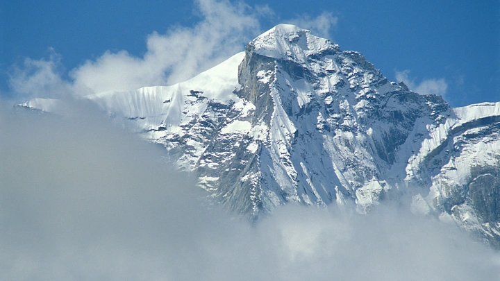 Это очень страшно: Тысяча альпинистов попали в снежную ловушку на Эвересте. Эксперт назвал единственный выход