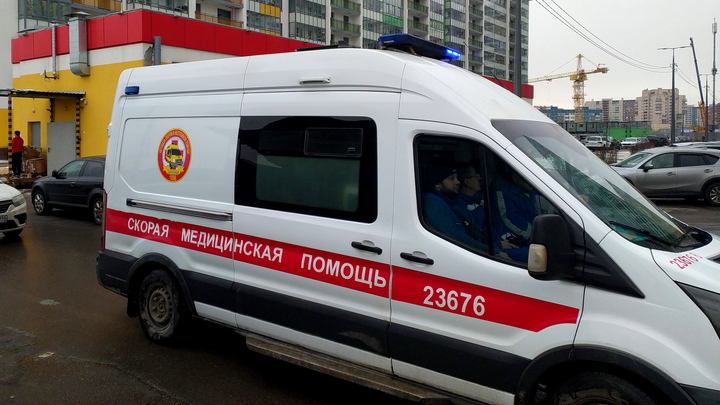 Школьница упала из окна седьмого этажа в сугроб и выжила