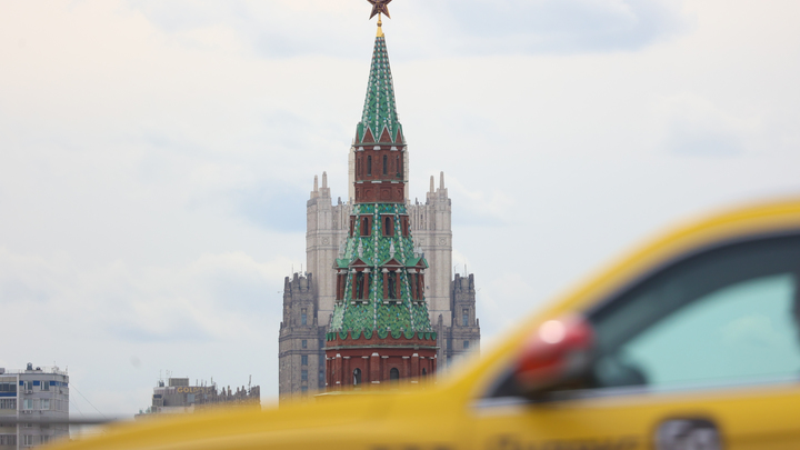 Русский триколор запретили в такси. Чтобы не обидеть мигрантов?