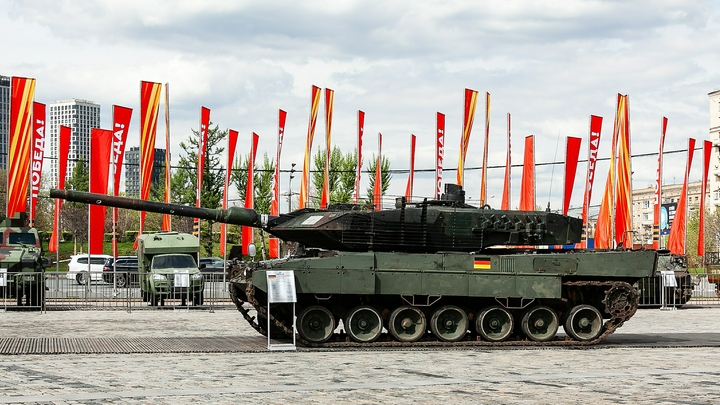 Немецкая журналистка на фоне подбитой немецкой техники передала привет властям Германии