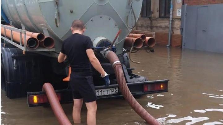 На улицах Краснодара дежурит спецтехника и мотопомпы