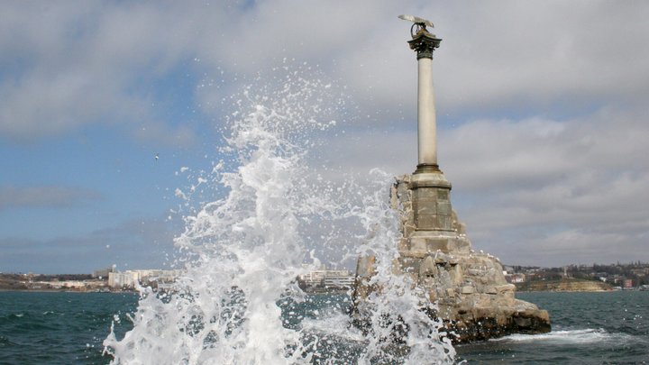 Сбиты над морем: ВСУ потеряли восемь дронов при налёте на Севастополь