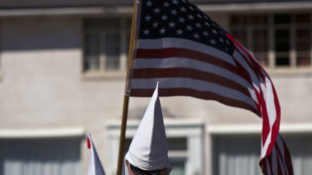 В США члены Ку-клукс-клана вышли в белых мантиях на митинг В США члены Ку-клукс-клана вышли в белых мантиях на митинг