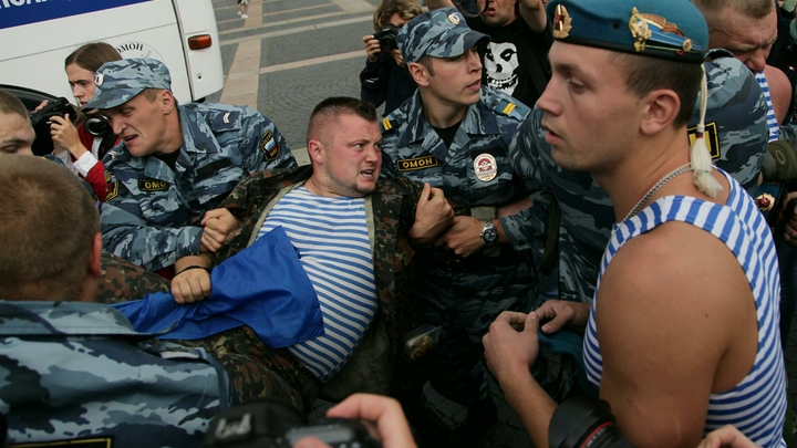 Расплескалась синева...: Петербург готовится встретить День ВДВ - без фонтанов, но с полицией