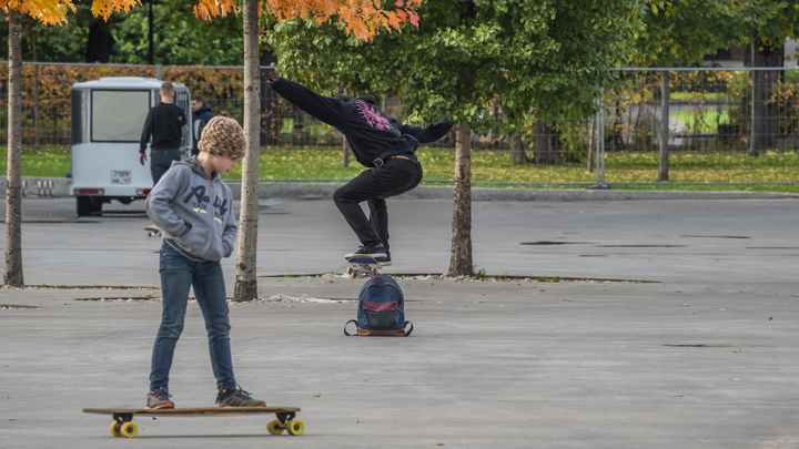 Детские площадки, велосипеды и деревья: Врач назвал три причины травм детей в каникулы