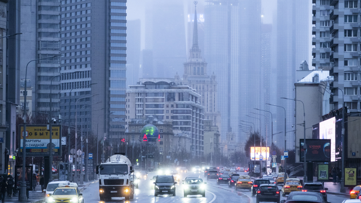 Постоял в пробке на три тысячи рублей: московским водителям стали приходить странные штрафы