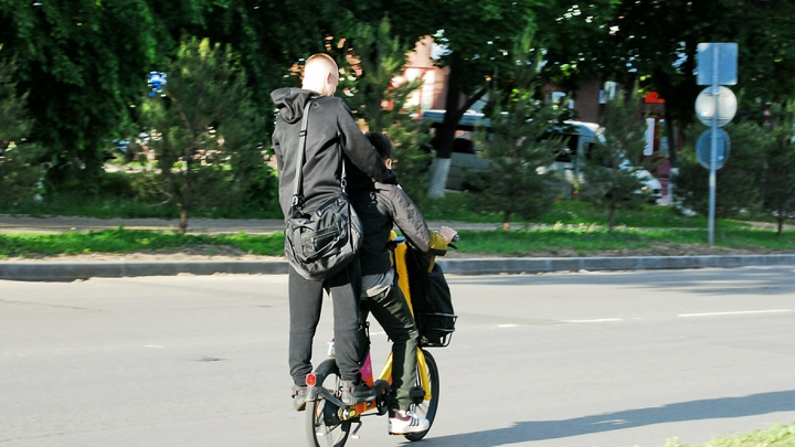 В Сочи самокатчика зажало между двух авто, его госпитализировали в тяжёлом состоянии