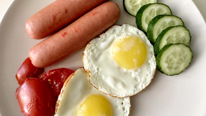 В Москве сосиска отправила ребенка на стол к хирургам