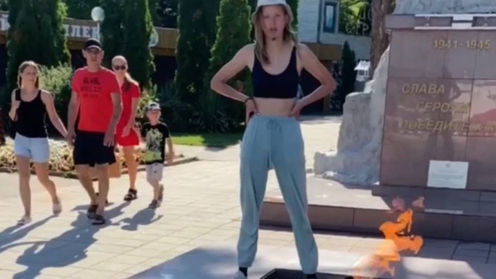 Осквернившая Вечный огонь в Геленджике туристка помещена на принудительное лечение