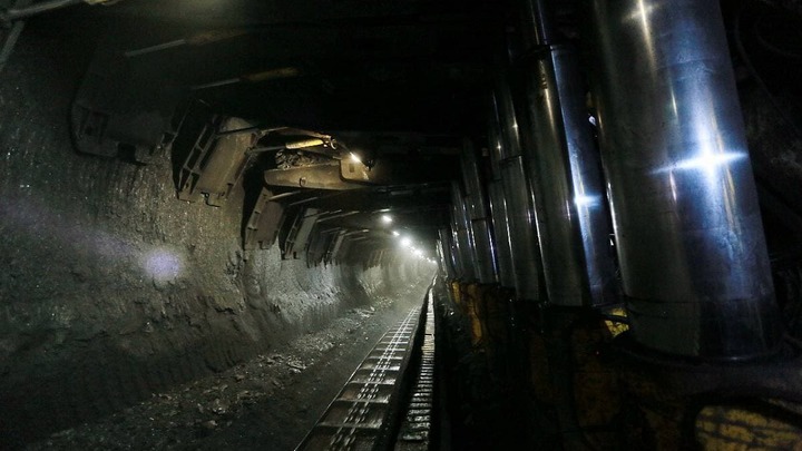 В Кузбассе шахтер отсудил у работодателя 100 тысяч рублей за упавший кусок породы