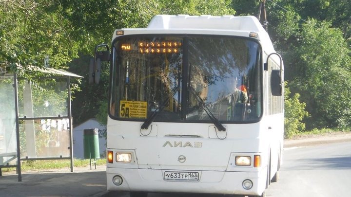 В Тольятти пассажирский автобус влетел в световую опору