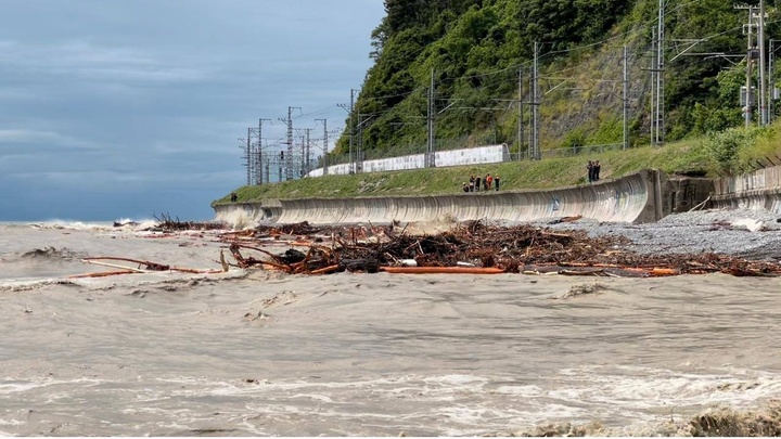 В Сочи возобновили поиски мужчины и троих детей, которых унесло в автомобилях в море